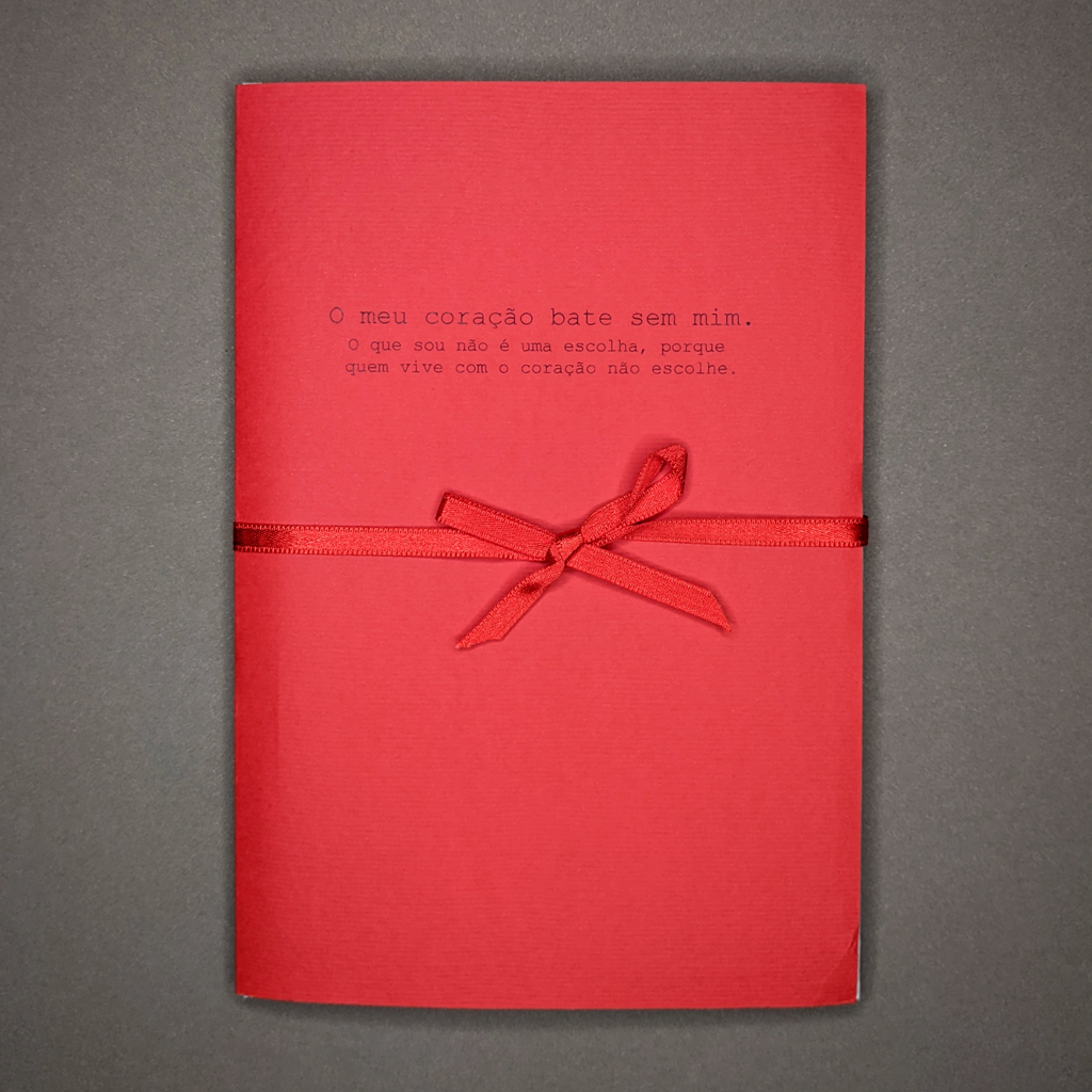 Front cover of "O meu coração bate sem mim". Title and subtitle text are set in a monospace typeface on a red paper background. A red ribbon tied in a bow closes the paper enclosure.